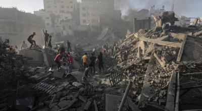 Sobrevivientes de un bombardeo en la Franja de Gaza buscan por los cuerpos de sus familiares, el 25 de octubre de 2023.