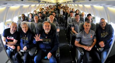 La delegación de Liga en el avión que los trasladó hasta Uruguay para la final de la Copa Sudamericana 2023.