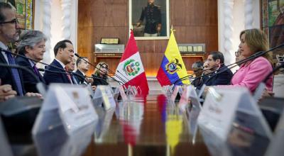 Reunión de los presidentes Guillermo Lasso y Dina Boluarte con sus ministros en Perú el 25 de octubre de 2023.