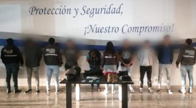 La Policía capturó a seis presuntos asaltantes dedicados al robo, modalidad sacapintas, en Quito, el 25 de octubre de 2023.