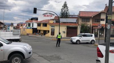 Un agente de tránsito en la intersección de la Avenida Loja, en el sur de Cuenca, el 27 de octubre de 2023.