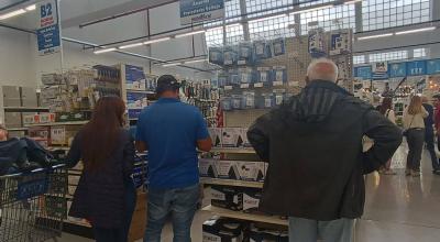 Clientes en una ferretería de Quito buscando focos de emergencia, protectores eléctricos.  27 de octubre de 2023