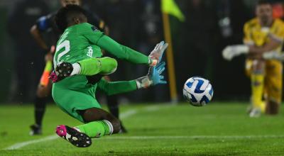 Alexander Domínguez atajando un penal en la final de la Copa Sudamericana el 28 de octubre de 2023.