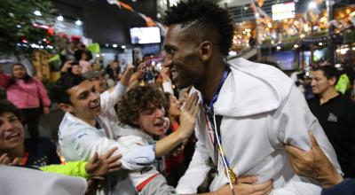 Alexander Domínguez, uno de los más ovacionados por los hinchas durante los festejos por el título de la Copa Sudamericana, el 29 de octubre de 2023. 