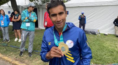 Jhonatan Narváez sostiene la medalla de oro en los Juegos Panamericanos de Santiago, el 29 de octubre de 2023.
