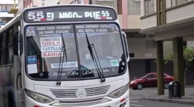 Un bus de transporte público de Guayaquil exhibe el valor de USD 0,40 en su parabrisas, el lunes 30 de octubre de 2023.