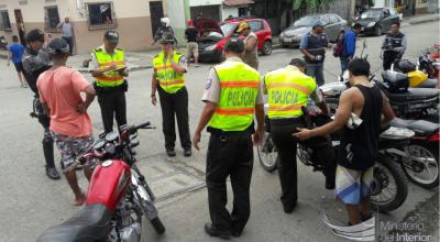 Imagen referencial de policías durante un operativo en Pascuales, parroquia urbana de Guayaquil, en 2022.