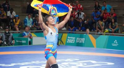 Lucía Yépez festeja con la bandera de Ecuador la medalla en los Juegos Panamericanos, el 3 de noviembre de 2023. 