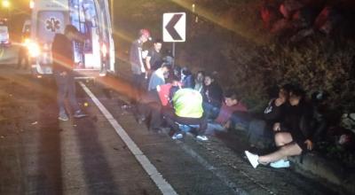 Al menos 19 personas resultaron heridas tras un choque entre un bus y un camión en Oña, Azuay, el 30 de octubre de 2023.