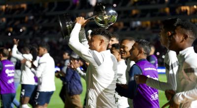 El jugador Daykol Romero, de Liga, con el trofeo de la Copa Sudamericana en el estadio Rodrigo Paz Delgado, el 1 de noviembre de 2023.