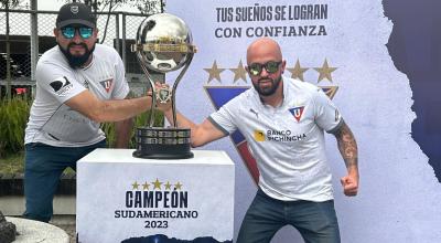 Hinchas de Liga de Quito se toman fotos con el trofeo de la Copa Sudamericana, el miércoles 1 de noviembre de 2023.