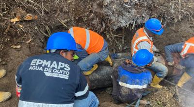 Trabajadores de la empresa de agua de Quito repararon una tubería en el sector de Mindo, el 1 de noviembre de 2023.