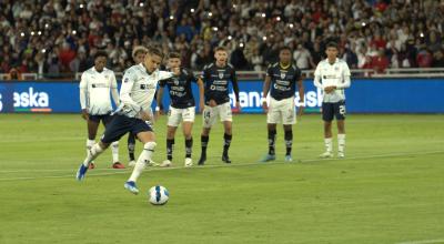 Paolo Guerrero marca, de penal, el segundo gol de Liga de Quito ante Independiente del Valle, el 4 de noviembre de 2023. 