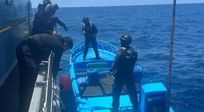 Personal militar aborda una lancha y captura a dos ciudadanos con 16 bultos de droga en las Galápagos, este miércoles 1 de noviembre d 2023.