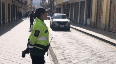 Una agente de tránsito en la calle Simón Bolívar en el centro de Cuenca, el 1 de noviembre de 2023.