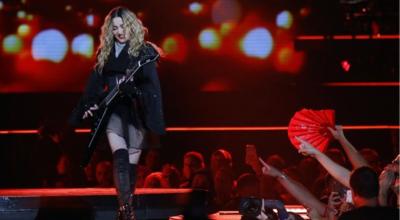 Madonna en una presentación del Celebration Tour.
