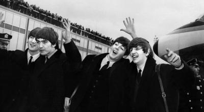 El famoso cuarteto de Liverpool, Los Beatles, llegando al aeropuerto de JFK de Nueva York, EE.UU., en 1964.