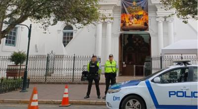 Dos policías comunitarios en los exteriores de un sitio turístico en Cuenca, el 2 de noviembre de 2023.