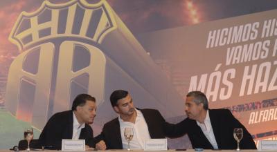 De izquierda a derecha: el actual directivo de Barcelona, Carlos Alfaro Moreno, el candidato a la presidencia del club, Antonio Alvarez; y el concejal de Guayaquil, Raúl Chávez, en octubre de 2023.