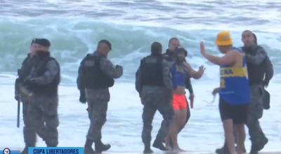 La Policía brasileña detiene a un hincha de Boca Juniors en Copacabana, el 2 de noviembre de 2023. 