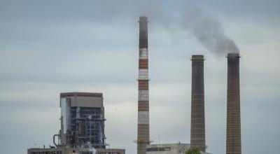 Imagen referencial de una planta generadora de energía, que usa combustibles fósiles, en Serbia, a menos de un mes de la COP28, octubre de 2023.