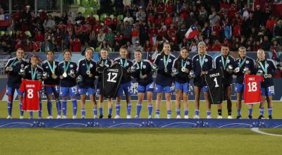 Las jugadoras de Chile recibieron la medalla de plata y mostraron las camisetas de sus compañeras, el 3 de noviembre de 2023. 