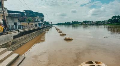 Imagen referencial del malecón de Salitre, en Guayas, y de los recintos ubicados al otro lado de la ribera. 