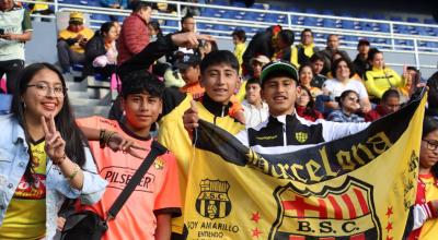 Hinchas de Barcelona previo al encuentro con Independiente del Valle por la LigaPro 2023.