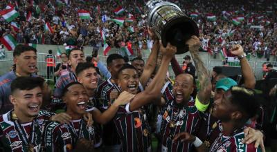 Los jugadores de Fluminense levantan el trofeo de la Copa Libertadores, el 4 de noviembre de 2023. 