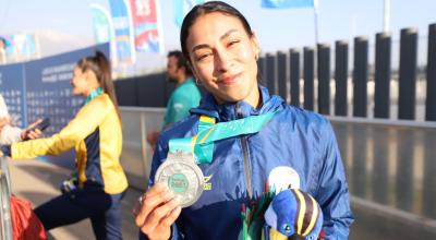 Gabriela Vargas sostiene su medalla en los Juegos Panamericanos de Santiago, el 4 de noviembre de 2023.