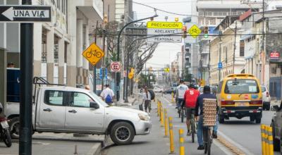Una camioneta estacionada invade parte de los carriles exclusivos de la ciclovía de Guayaquil, en un tramo del centro de la ciudad. 
