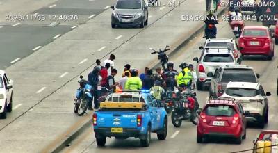 El conductor de una moto inmiscuido en un siniestro de tránsito en la avenida Juan Tanca Marengo, en Guayaquil, el 3 de noviembre del 2023.