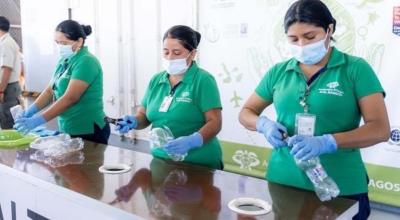 Trabajadores procesan botellas de plástico en el Aeropuerto Ecológico de Galápagos, el 5 de septiembre de 2023. 