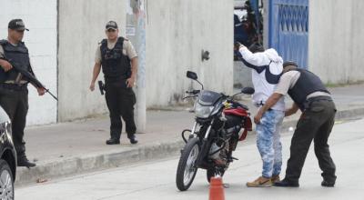 Imagen referencial. La Policía efectúa controles en los exteriores de una institución educativa de Durán, el 22 de septiembre de 2023.