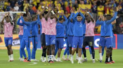Los jugadores de Ecuador saludan al público en el estadio Rodrigo Paz Delgado, antes del partido ante Colombia, el 17 de octubre de 2023. 
