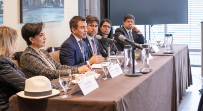 El presidente electo, Daniel Noboa, con parte de su equipo, reunidos con el grupo financiero Barclays, el 7 de noviembre, en Nueva York. 