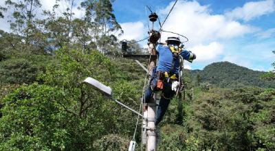 Trabajadores de empresa eléctrica Quito en tareas de mantenimiento a líneas de transmisión el 2 de noviembre de 2023