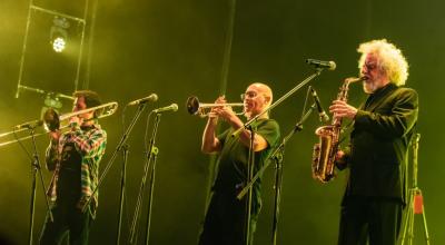 El grupo argentino Los Fabulosos Cadillacs fusiona ska, rock latino, entre otros estilos musicales. 