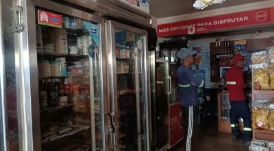 Una tienda de víveres sin luz, en la mañana del 27 de octubre de 2023, en el centro norte de Quito. 