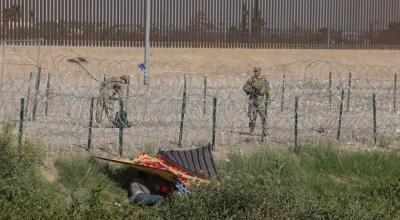 Imagen referencial. Dos uniformados de la patrulla fronteriza de EE.UU. cerca de dos migrantes, octubre de 2022.