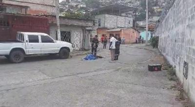Personal policial junto al cuerpo de un niño de 13 años asesinado en Guayaquil, el 9 de noviembre de 2023.