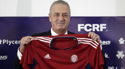 Gustavo Alfaro sostiene la camiseta de Costa Rica en una rueda de prensa, el 9 de noviembre de 2023.