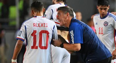 El DT Eduardo Berizzo le da indicaciones a Alexis Sánchez durante un partido ante Venezuela, en Maturín, el 17 de octubre de 2023.