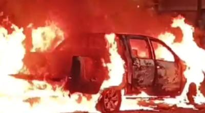 Una camioneta en la que se movilizaban los sospechosos fue quemada en Saquisilí, Cotopaxi, el 12 de noviembre de 2023.