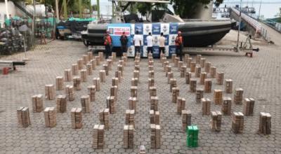 El narcosubmarino incautado en Colombia, junto a los tres detenidos, entre ellos dos ecuatorianos, el 12 de noviembre de 2023.