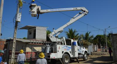 Maquinaria y técnicos de CNEL EP en trabajos en Guayaquil.