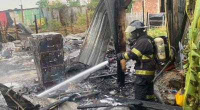 Un bombero intenta apagar un incendio en una vivienda en Durán, Guayas, el 14 de noviembre de 2023.