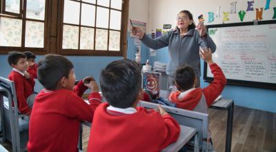 Estudiantes de la escuela Mercedes González, de Quito, reciben clases, el 13 de noviembre de 2023.