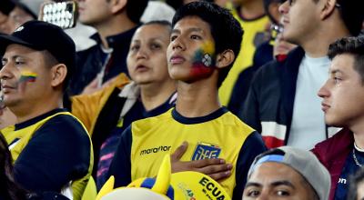 Un hincha de Ecuador con su mano en el pecho durante el partido ante Colombia, el martes 17 de octubre de 2023.