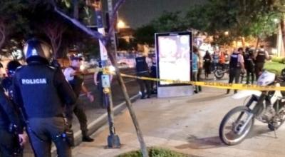 La Policía se encuentra en los exteriores de un centro comercial de Guayaquil, donde ocurrió una muerte violenta el 14 de noviembre de 2023.